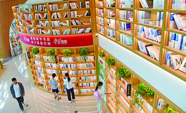 “文化纳凉”品书香