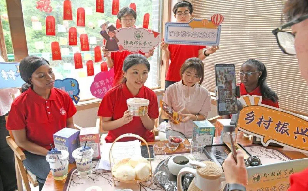Foreign Students Boost Rural Revitalization 
Through Bilingual Live Broadcasts in Villages of Huainan
